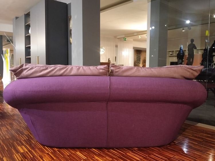 Divano di Design "Tangeri" By Giovannetti in tessuto viola in offerta Outlet