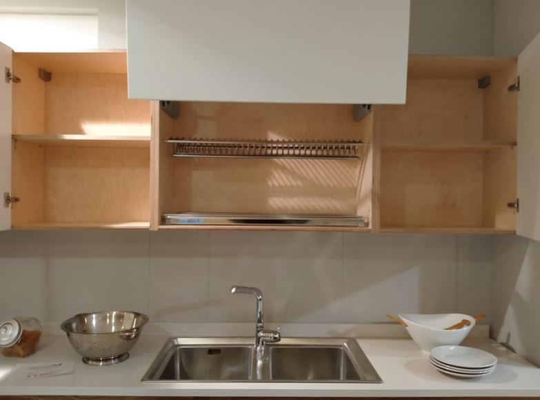 Cucina moderna lineare By Giaconi & Raponi in zebrano e laccato bianco opaco Outlet