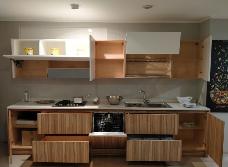 Cucina moderna lineare By Giaconi & Raponi in zebrano e laccato bianco opaco Outlet