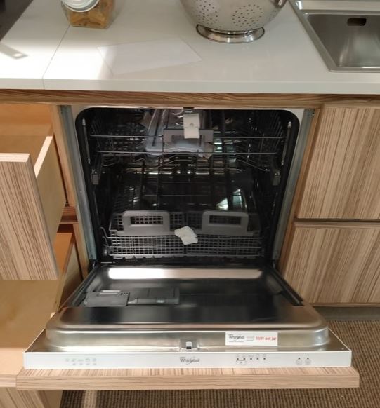 Cucina moderna lineare By Giaconi & Raponi in zebrano e laccato bianco opaco Outlet