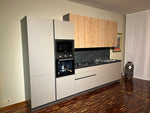 Cucina Moderna Artigianale Made in Italy: Struttura Lineare in Laminato Grigio Struttura e Rovere Miele Offerta Outlet