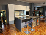 Cucina Moderna Artigianale con Isola Made in Italy: Laccato Bianco, Ceramica Laminam - Offerta Outlet Imperdibile!