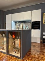 Cucina Moderna Artigianale con Isola Made in Italy: Laccato Bianco, Ceramica Laminam - Offerta Outlet Imperdibile!