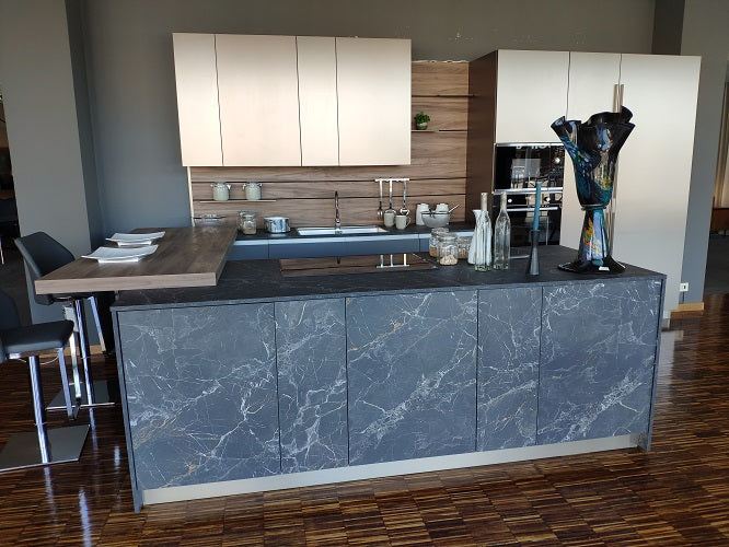 Cucina design con penisola "Kali" By Arredo3 in Noce Imperial e PET INOX