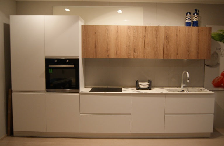Cucina lineare Arredo 3 Wega in PET bianco opaco Top HPL Bianco prezzo scontato Outlet