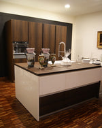 Cucina con Isola By Pessina con top in Okite e legno offerta Outlet